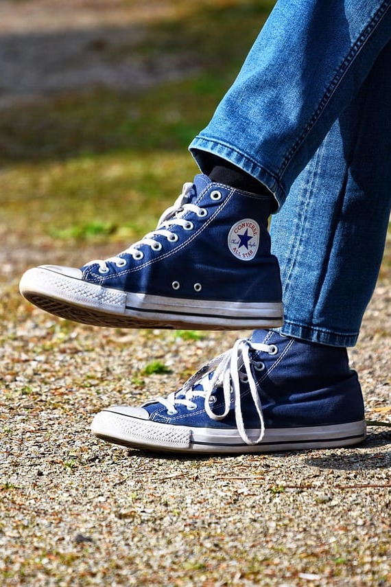 Mensch mit blauen Turnschuhen